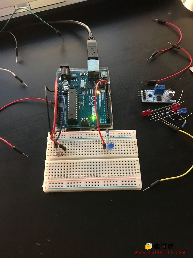 蓝色是led控制线连接arduino数字口 首先在面包板上连接好led灯